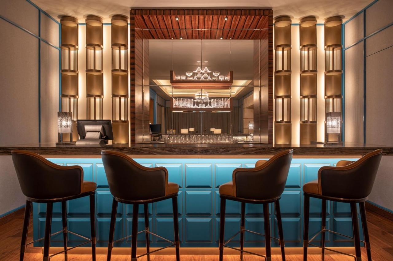 Hotel The St. Regis Ad Dawhah Esterno foto The bar at the 360° Lounge