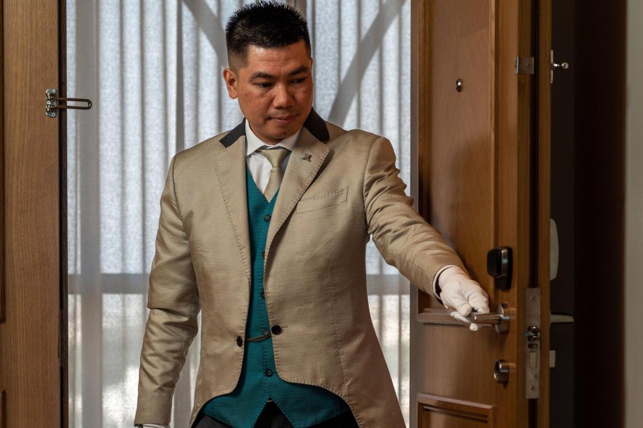 Hotel The St. Regis Ad Dawhah Esterno foto A butler opening a door