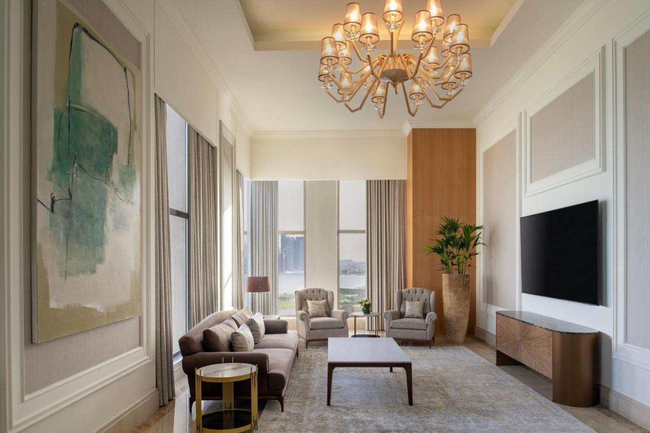 Hotel The St. Regis Ad Dawhah Esterno foto A living room at the Ritz-Carlton, DIFC