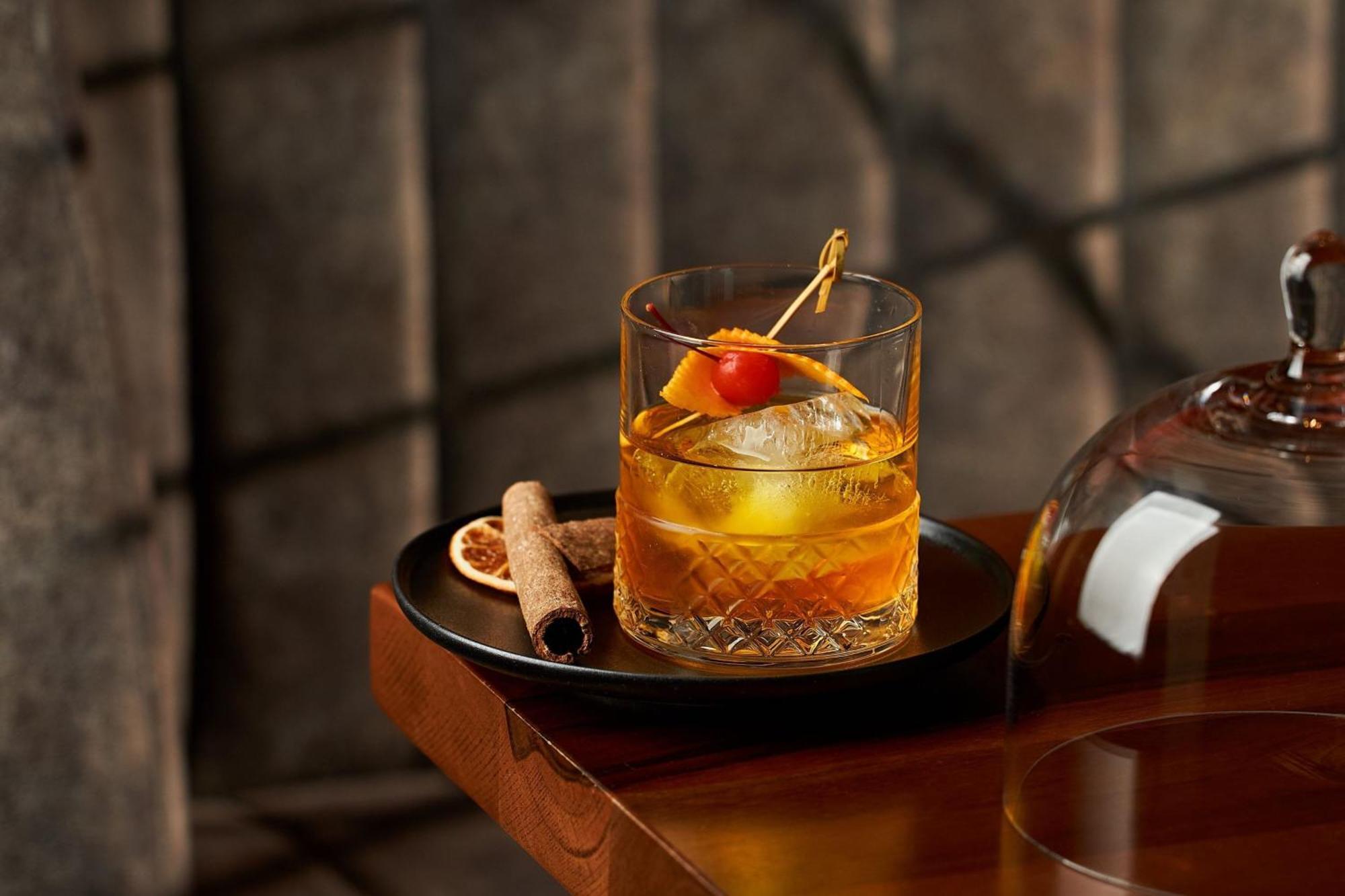 Hotel The St. Regis Ad Dawhah Esterno foto A Sazerac cocktail