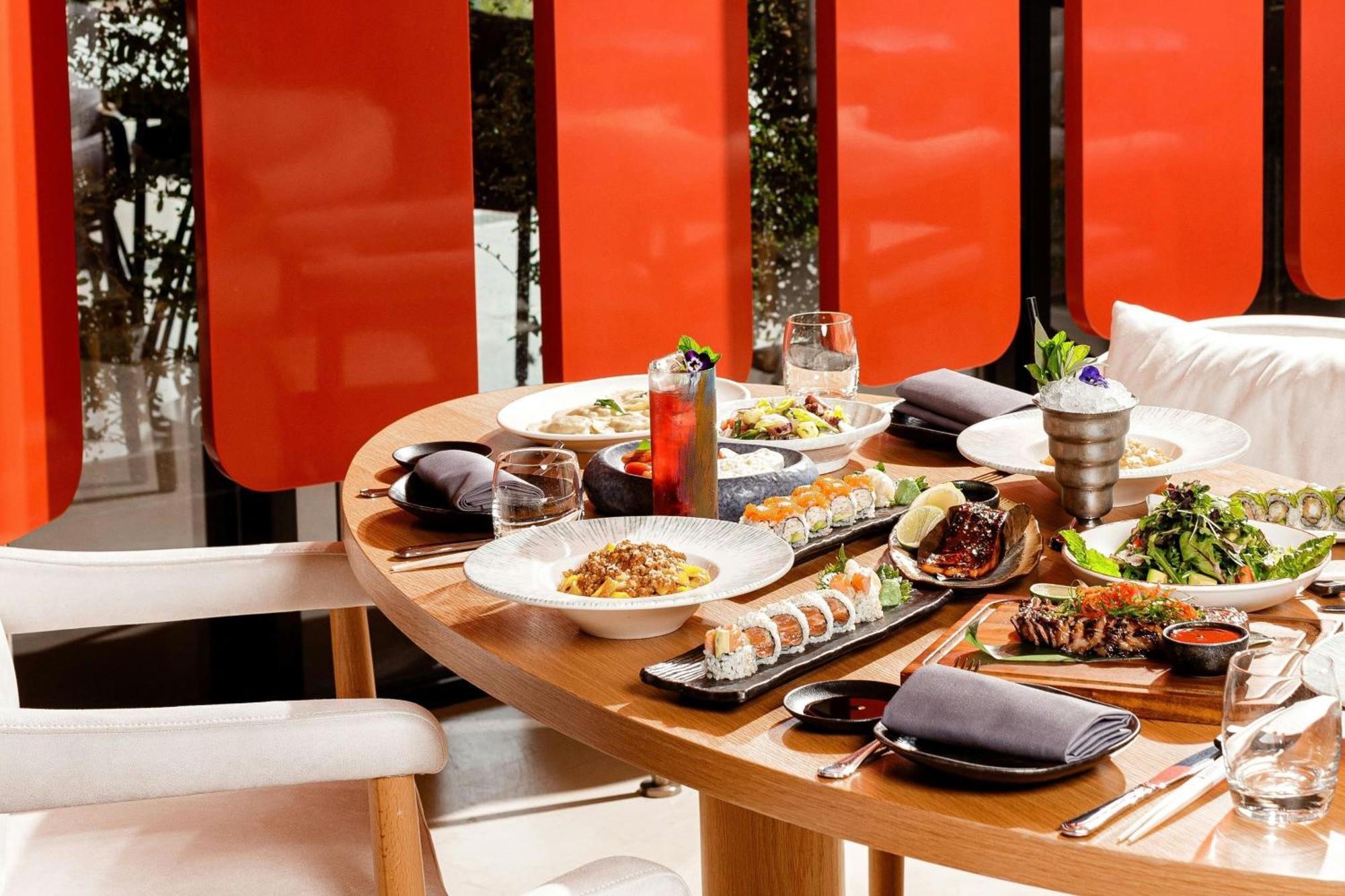 Hotel The St. Regis Ad Dawhah Esterno foto A table at the restaurant